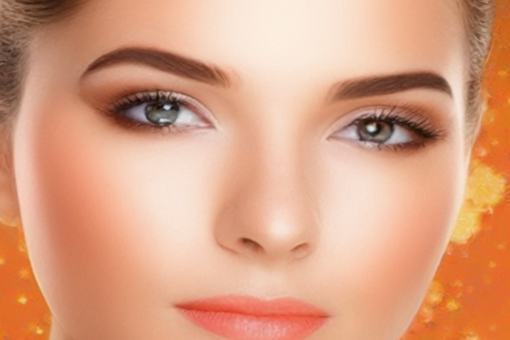 image of your article Trucos de maquillaje para resaltar la belleza de tu piel should show various makeup techniques and tools that enhance the natural beauty of the person's skin.